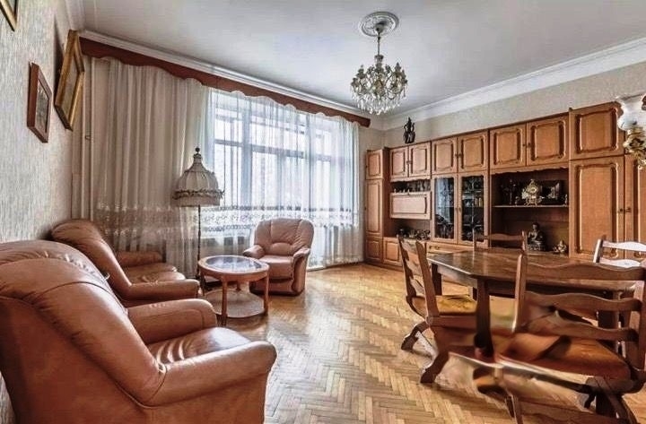 Продается 3-комнатная квартира в хорошем районе.