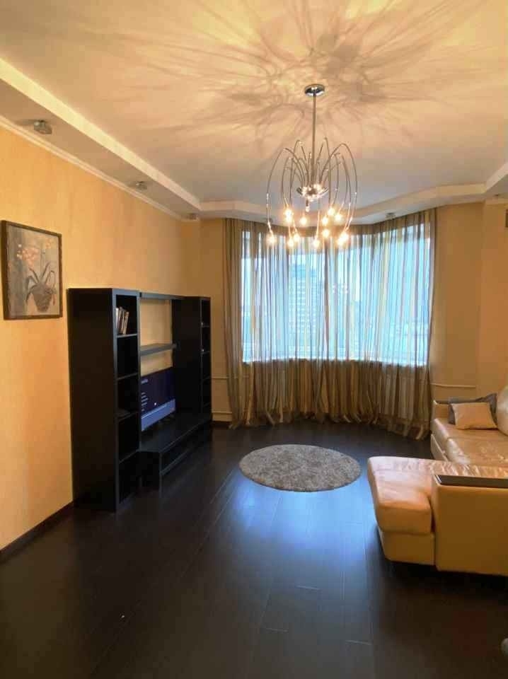 Продам 2-к квартиру в районе с развитой инфраструктурой.