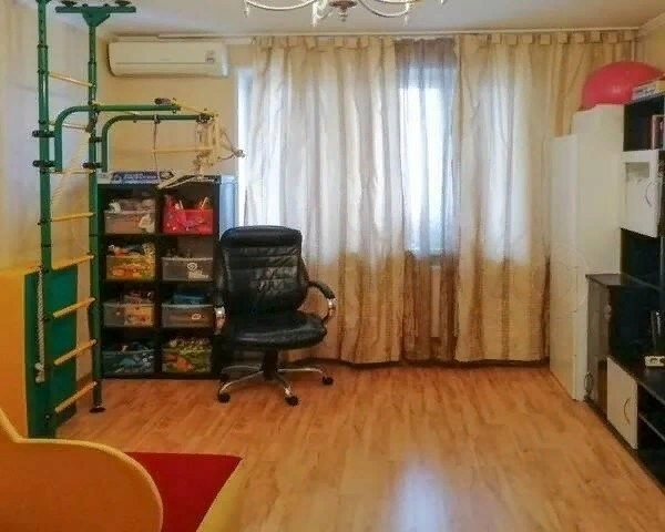 Продается 1-к квартира в развитом благоустроенном районе.