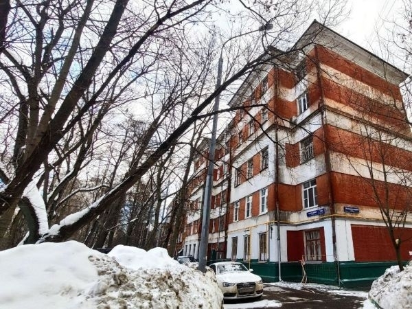 Продается двухкомнатная квартира в хорошем районе с развитой инфраструктурой.