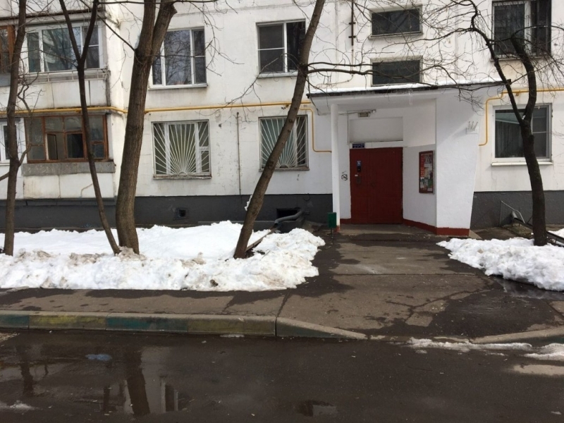 Продатся трхкомнатная квартира на первом этаже девятиэтажки.