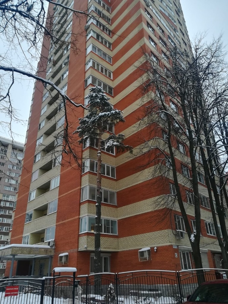 Продается 3-комнатная квартира в хорошем районе.