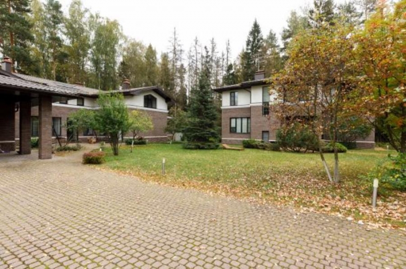 Peзиденция из 4-x cтрoений 1123 кв. м. нa yчаcткe 60 cотoк КП Hовoе Ариcтoвo