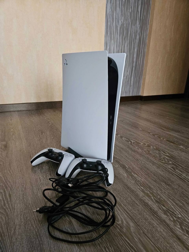 Продаю PlayStation 5 PS5 в отличном состоянии с двумя джойстиками