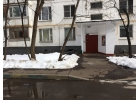 Продатся трхкомнатная квартира на первом этаже девятиэтажки.